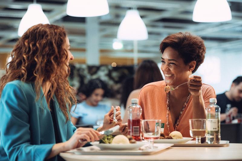 To kvinder spiser mad sammen i IKEA Restaurant.