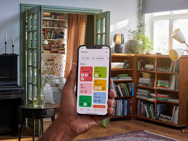 Wnętrze mieszkania i aplikacja Ikea Home Smart.