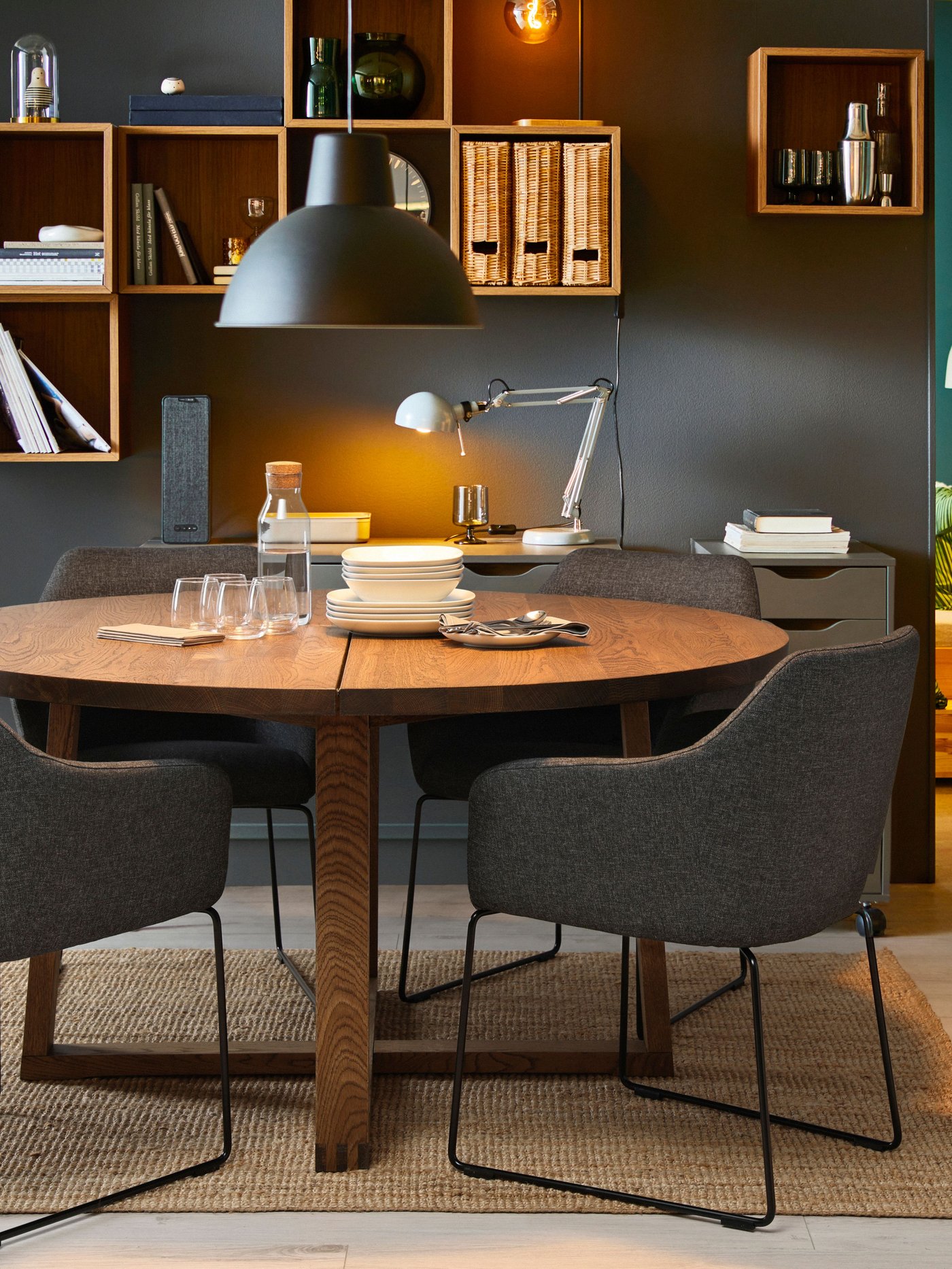 Een TOSSBERG-stoel in metaalzwart/Gunnared donkergrijs