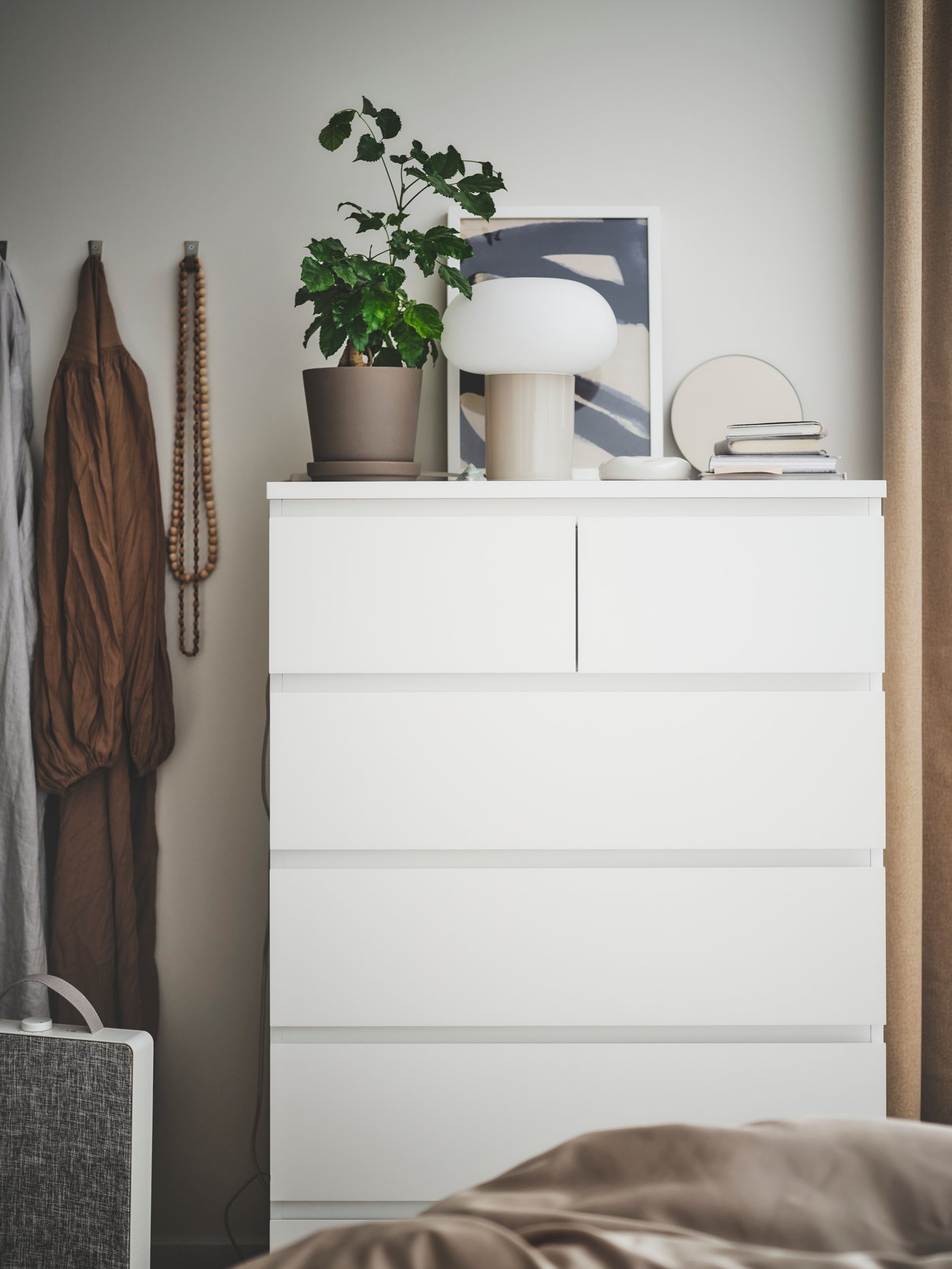 Ein grau-brauner KLARBÄR-Blumentopf mit Untersetzer für den Innen- und Außenbereich