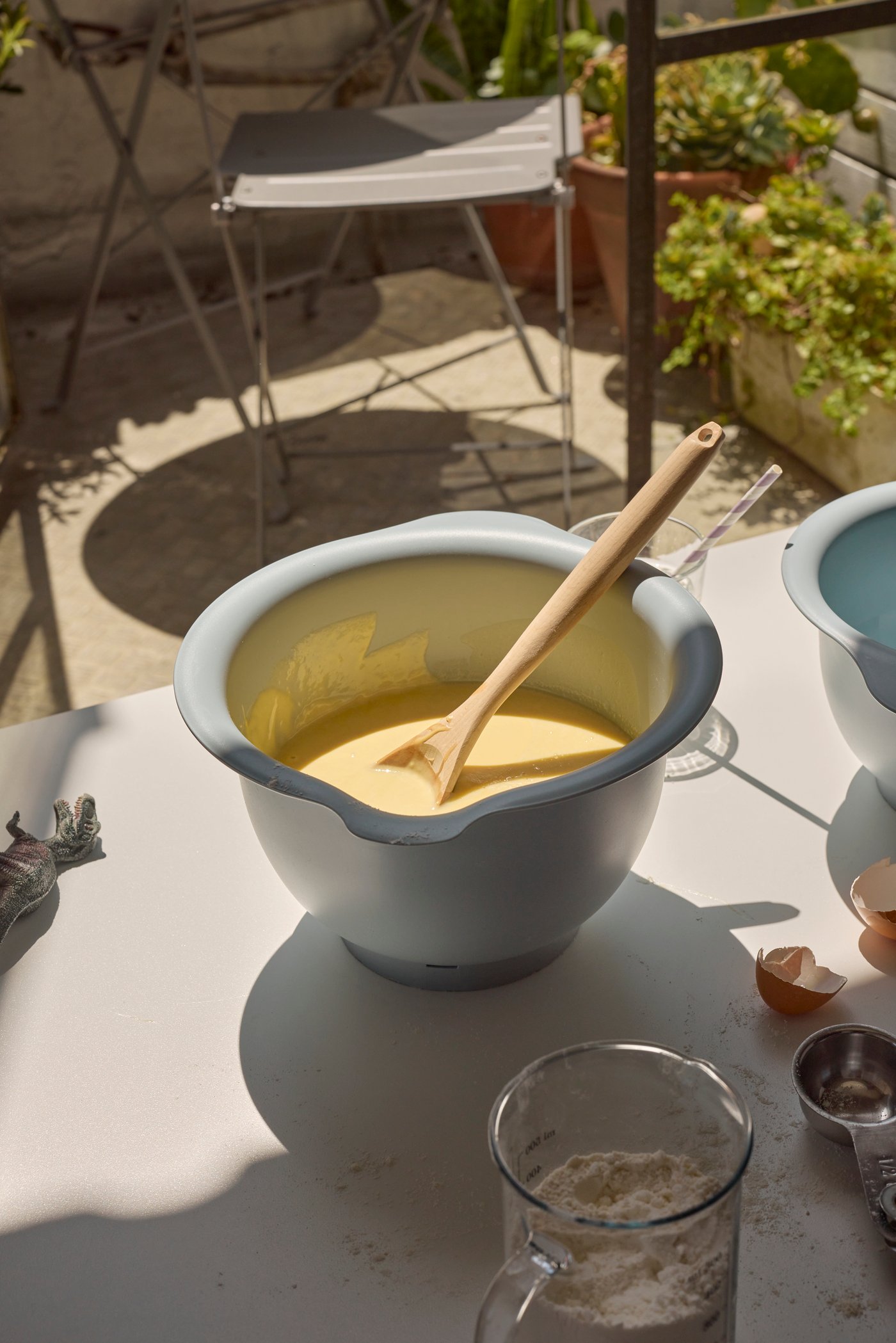 En bunke med smet i står på ett bord i solen.