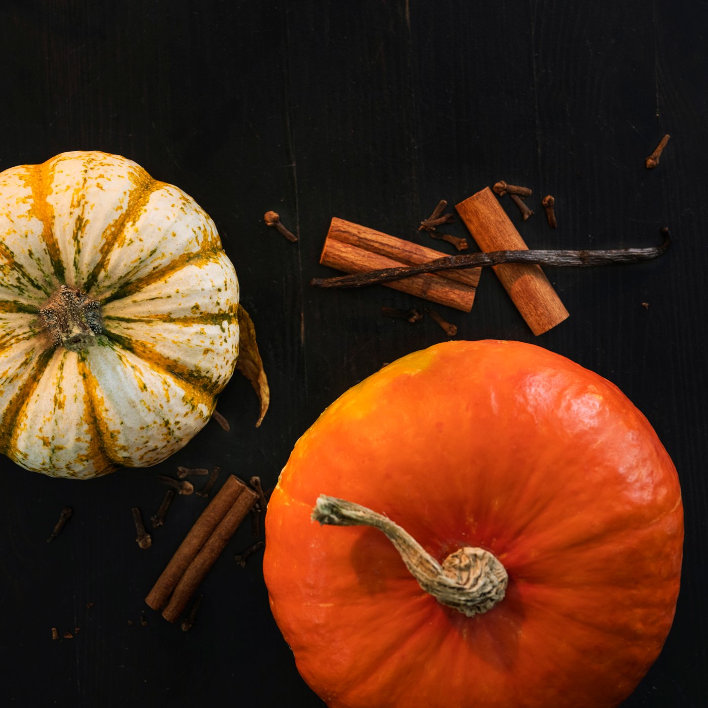 Une bougie parfumée au potiron épicé/orange ASPSKOG dans une coupelle en métal
