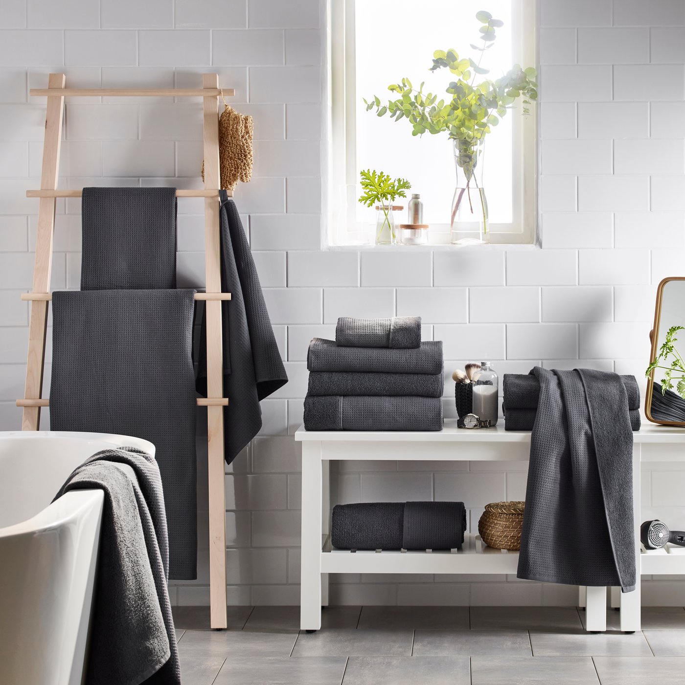 Une serviette de bain SALVIKEN couleur anthracite