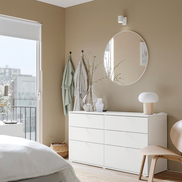 Commode à 6 tiroirs VIHALS blanche avec mécanisme de fixation/ouverture