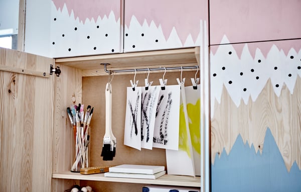 Een IVAR kast is helemaal naar eigen wens beschilderd met wit, roze en blauw patroon.