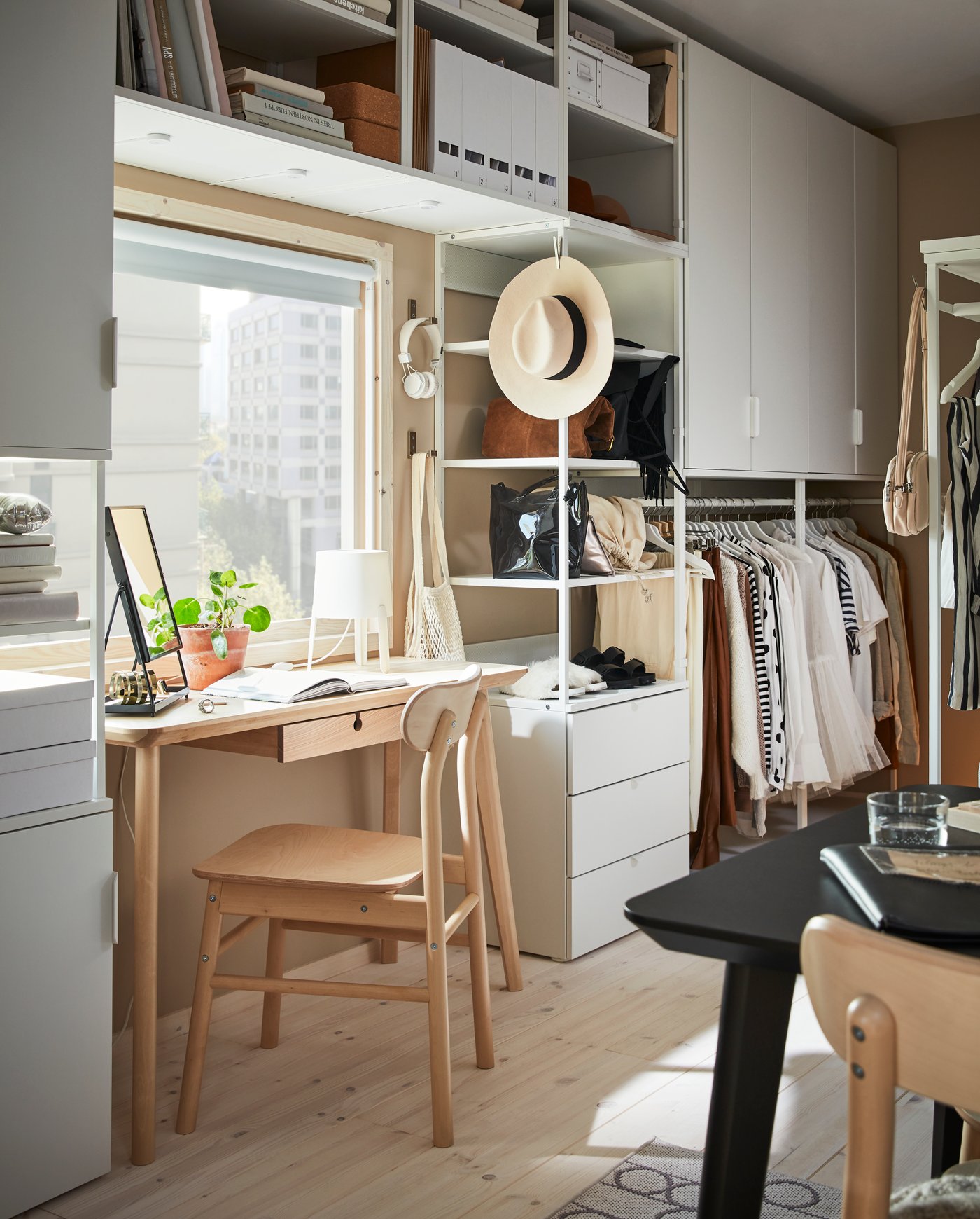 Een witte TJENA tijdschriftenmap in de slaapkamer