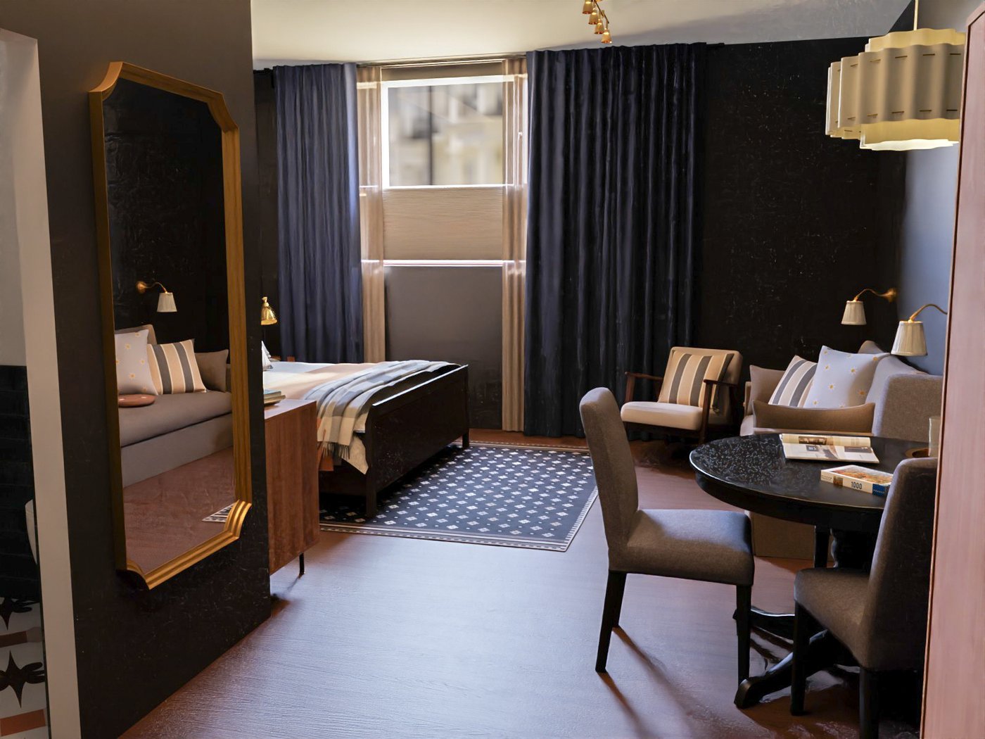 Teil eines Hotelzimmers. Blick auf ein Fenster. Im Vordergrund links ein großer Spiegel und rechts ein Tisch mit Stühlen. Im Hintergrund links ein Teil eines Doppelbetts und rechts Sitzmöbel.Teil eines Hotelzimmers. Blick auf ein Fenster. Im Vordergrund links ein großer Spiegel und rechts ein Tisch mit Stühlen. Im Hintergrund links ein Teil eines Doppelbetts und rechts Sitzmöbel.