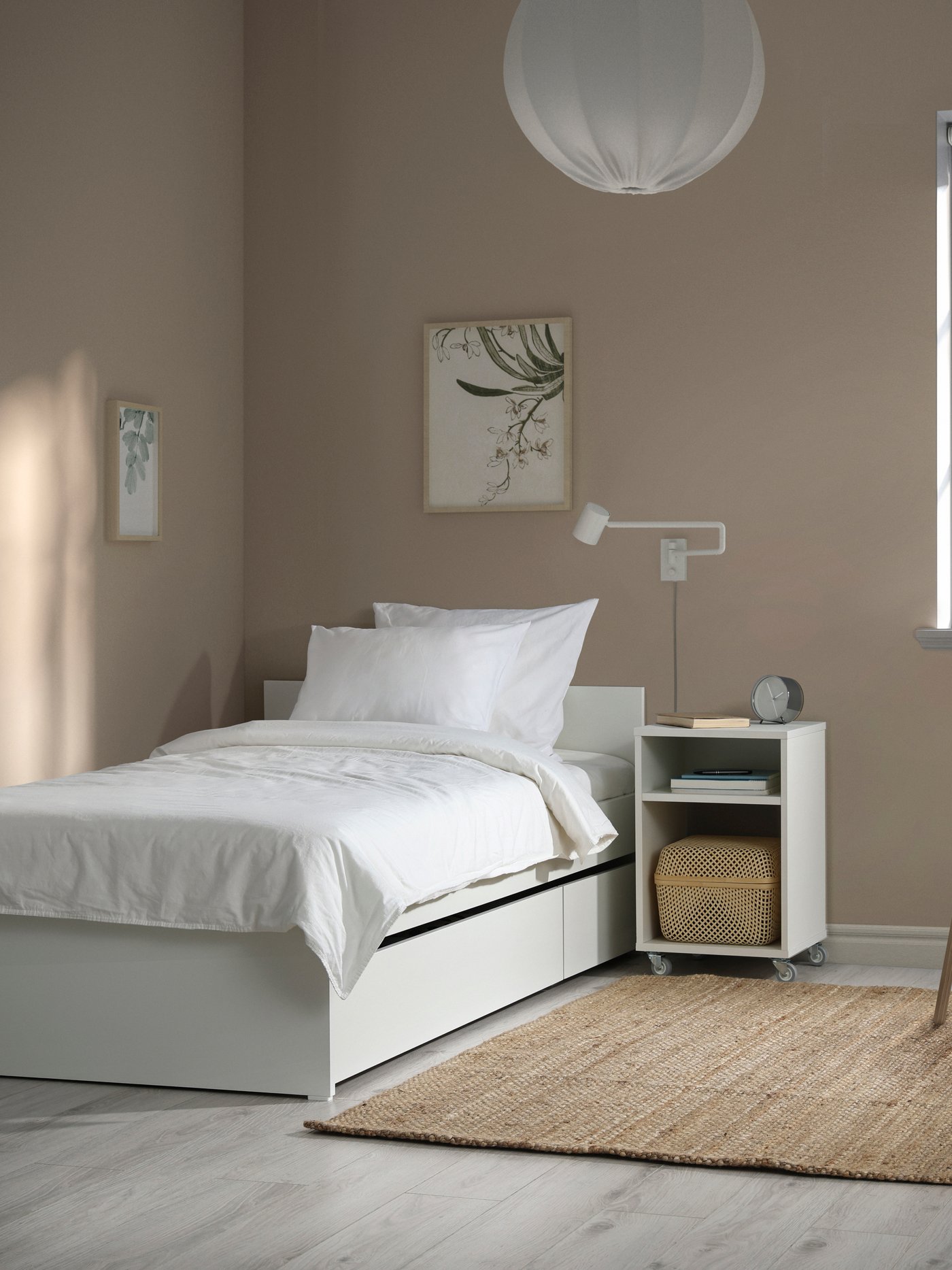 Ein weißes VIHALS Bettgestell mit LURÖY Lattenrost und 2 Aufbewahrungsboxen.