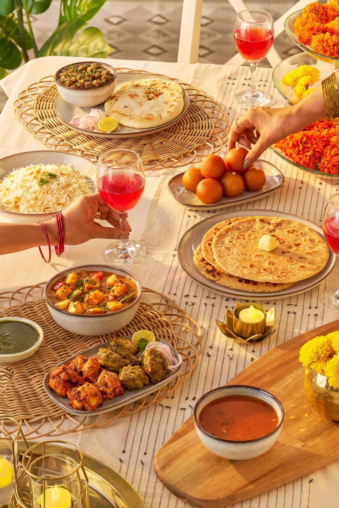 A grey GLADELIG plate