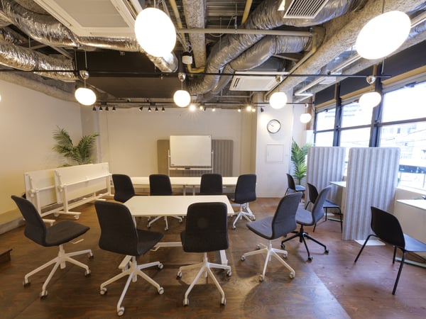 可変性の高いセミナールーム。目的に応じて柔軟にレイアウトを変更できるように、可動式の家具を中心にセレクト。