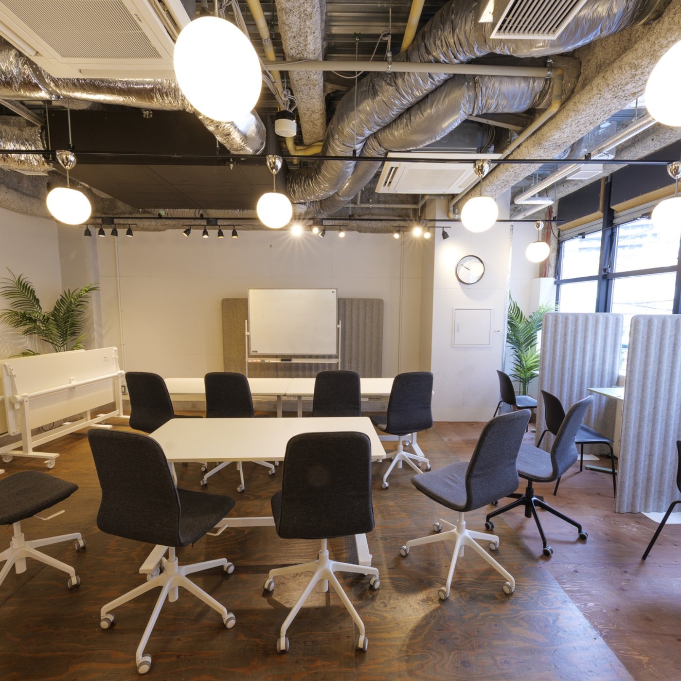 可変性の高いセミナールーム。目的に応じて柔軟にレイアウトを変更できるように、可動式の家具を中心にセレクト。