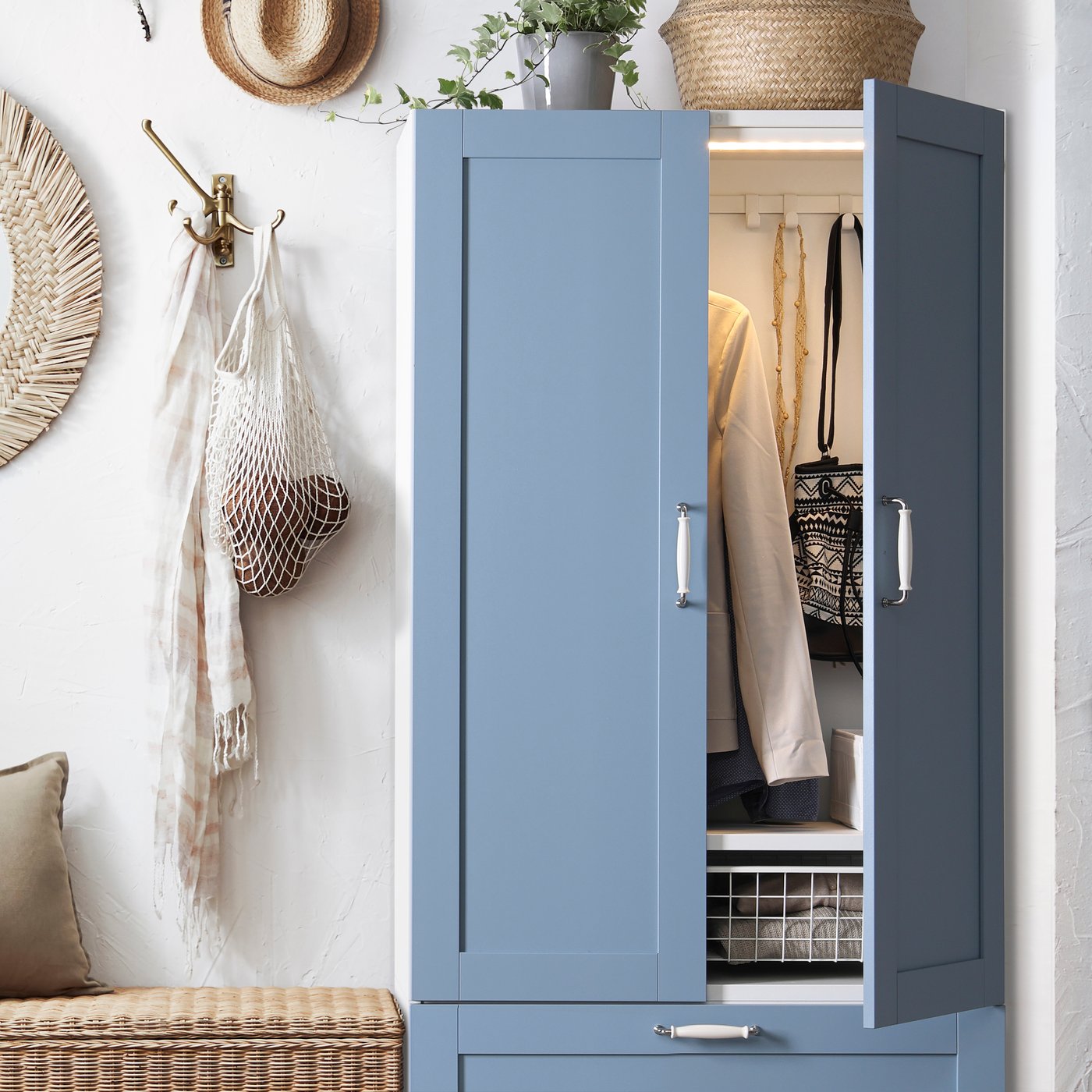 A white/Sannidal blue PLATSA wardrobe with 2 doors+2 drawers