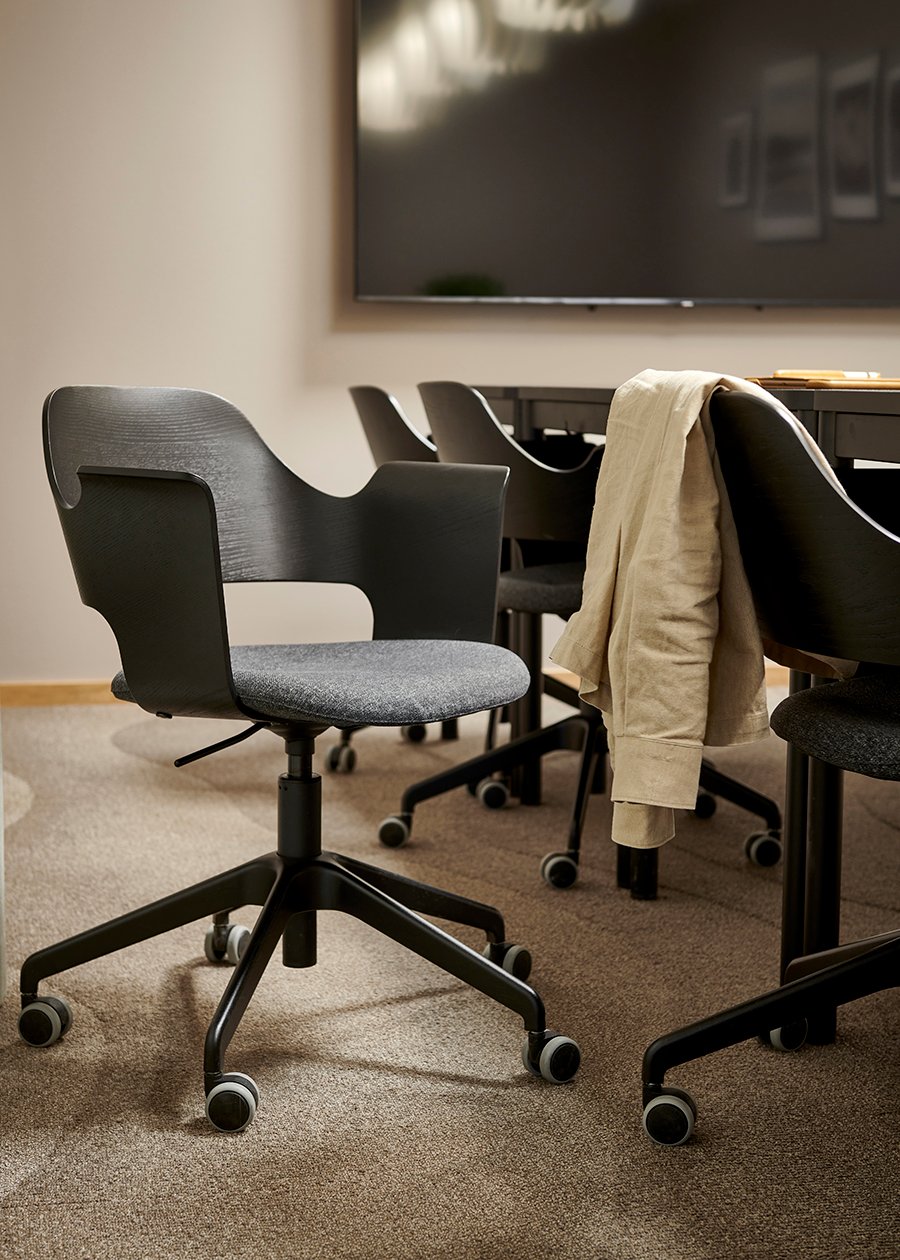 A black stained ash veneer/Gunnared dark grey FJÄLLBERGET conference chair