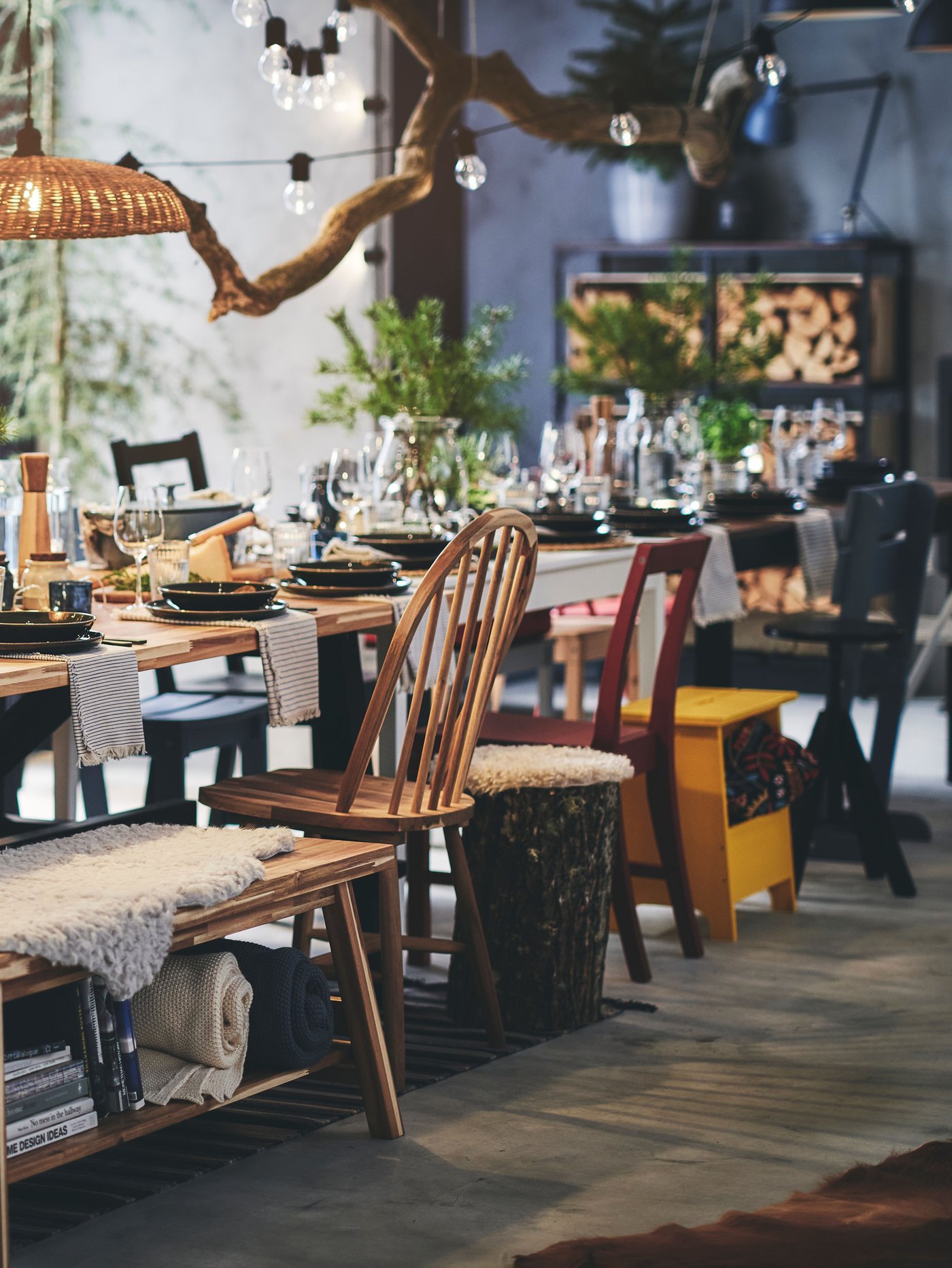 Vases de Noël en verre transparent sur une table de fête décorée dans un style naturel pour Noël