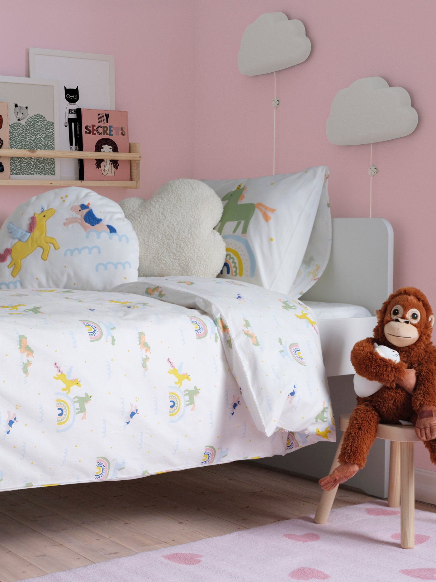 A white multicolour/unicorn pattern BARNDRÖM duvet cover and pillowcase in the childrens room