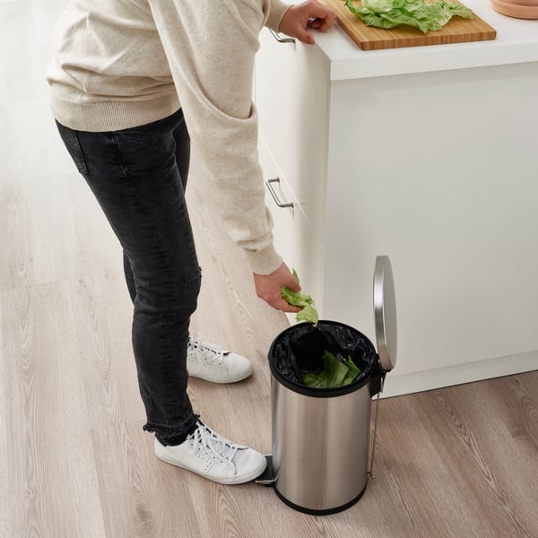 A stainless steel SNÖRPA pedal bin