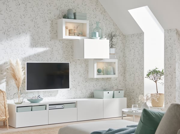 En tv-benk og matchende vegghyller med hvite, slette fronter. 