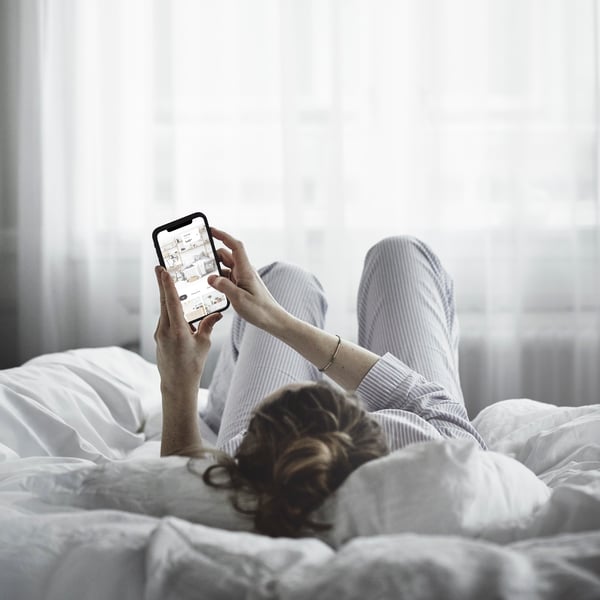 chica mirando la IKEA App