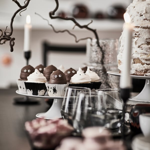 A white UPPLAGA cake stand