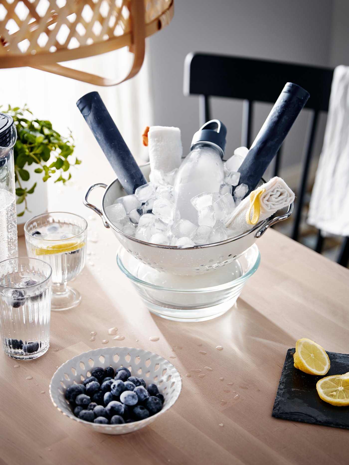A clear glass VARDAGEN serving bowl in the bedroom