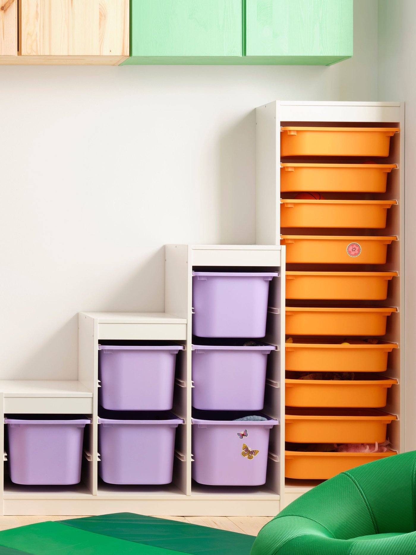 Una solución de almacenaje de pared TROFAST de pino teñido de blanco claro en la estancia infantil