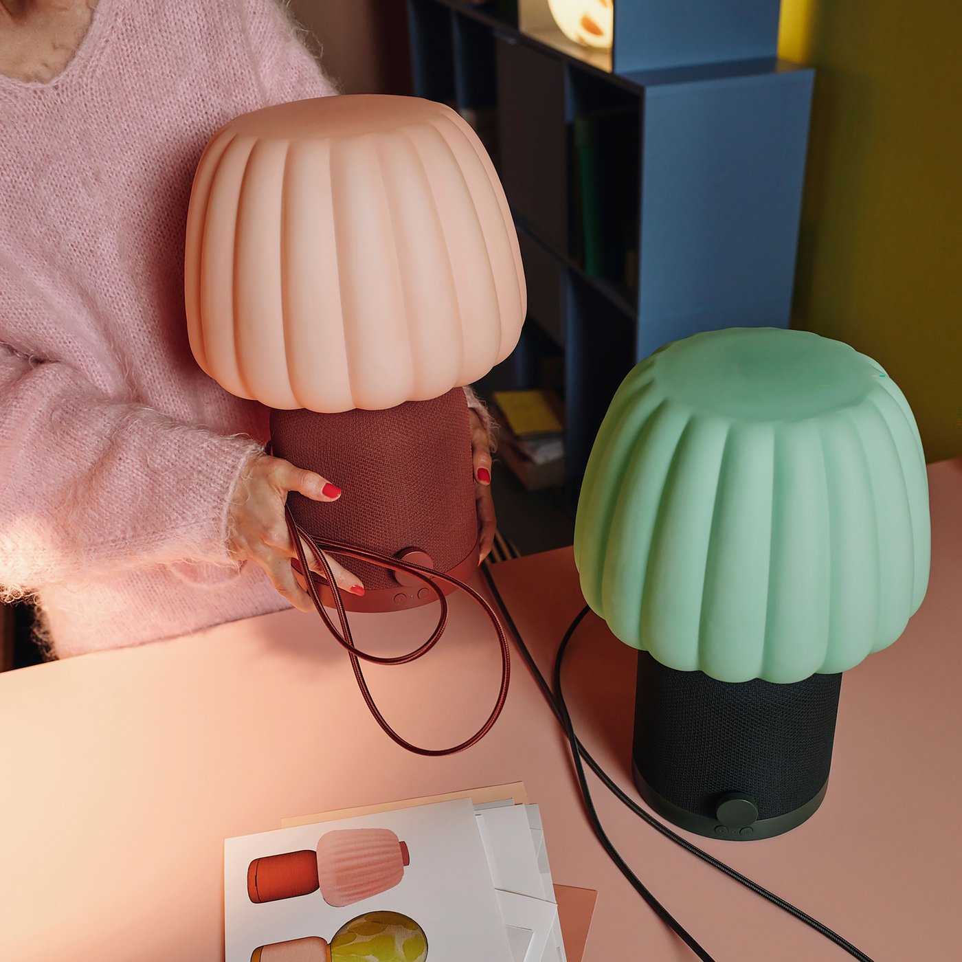 En rödbrun/rosa KULGLASS Bluetooth-högtalarlampa.