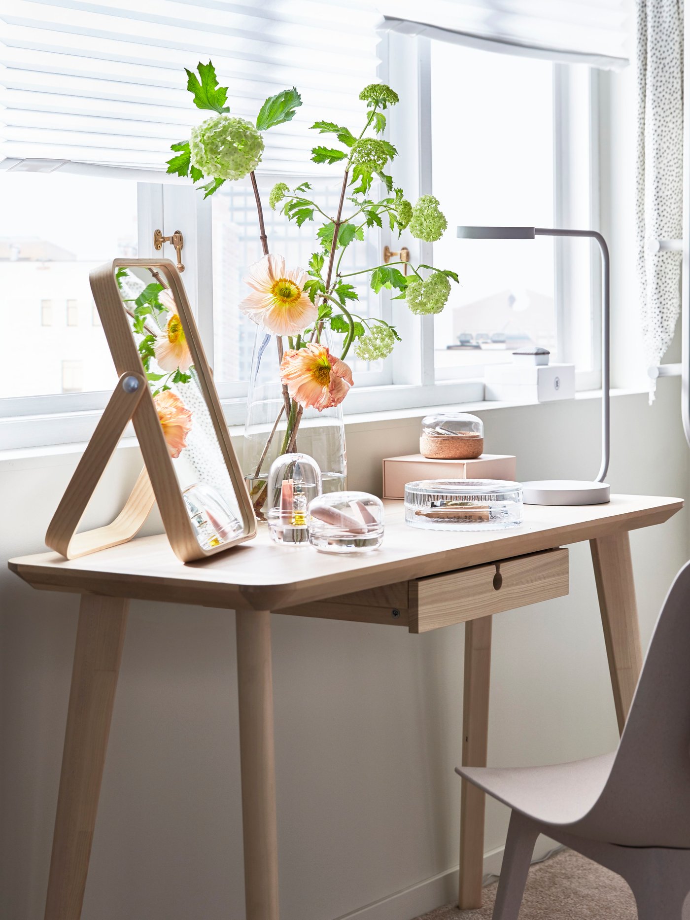 Un miroir de table IKORNNES en frêne dans une chambre