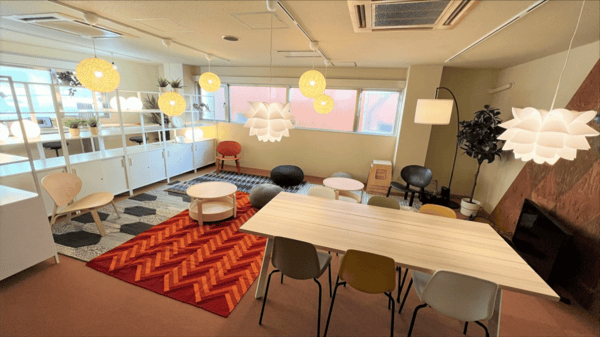 ペンダントライトと観葉植物がある明るいリビング＆ダイニングで、カラフルなチェアとラグが子どものいる暮らしを彩る