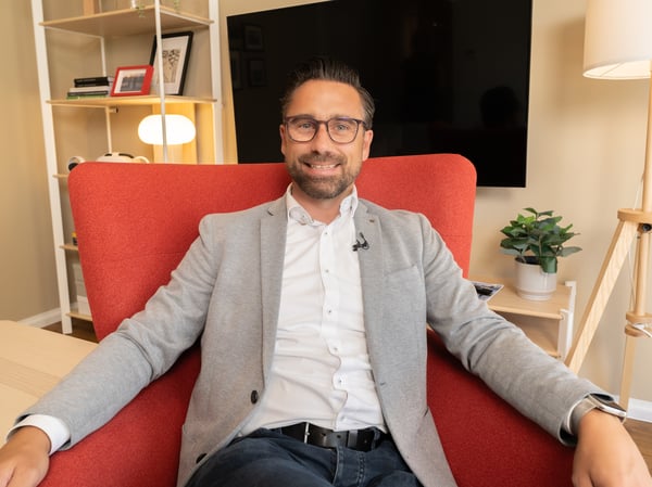 “Alle Wohnungen hier haben ein integriertes Smart Home System und gleichzeitig setzen wir sehr viel Wert auf das Thema Nachhaltigkeit. Das heißt, all unsere Wohnungen sind eben auch für die Zukunft gerüstet, energieeffizient und sehr sparsam.” 

René Sternkopf, Geschäftsführer der Wohngroup Bauträger GmbH & Co. KG
