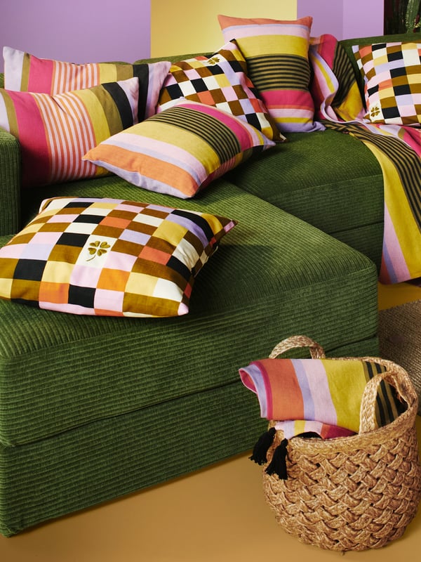 Ein dunkelgelbgrünes JÄTTEBO 4,5-Sitzer-Modulsofa von Samsala im Wohnzimmer.