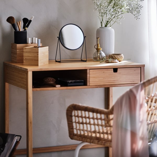 A dark grey EKOLN toothbrush holder in the bedroom