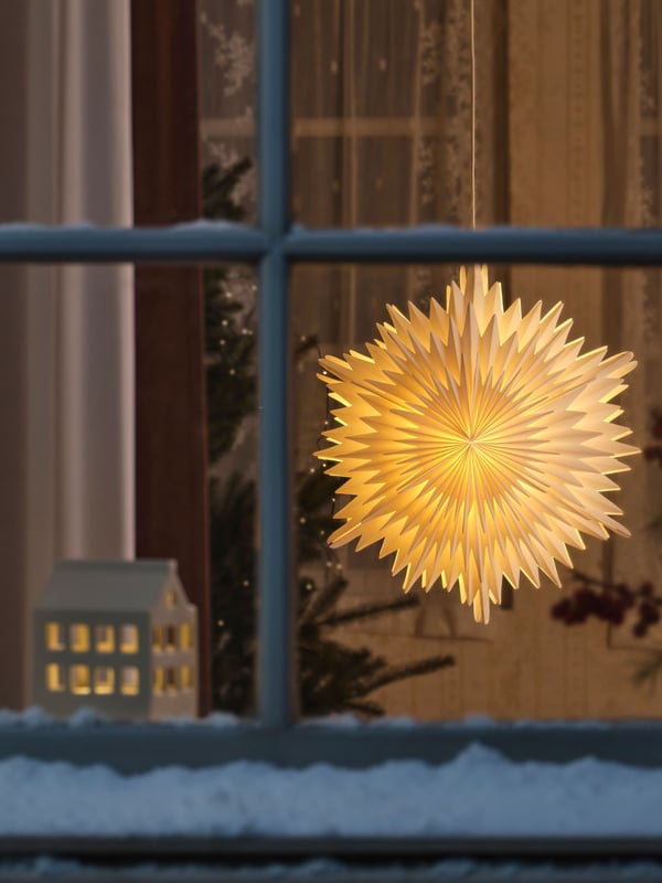 STRALA lamp hangend achter een raam als decoratie