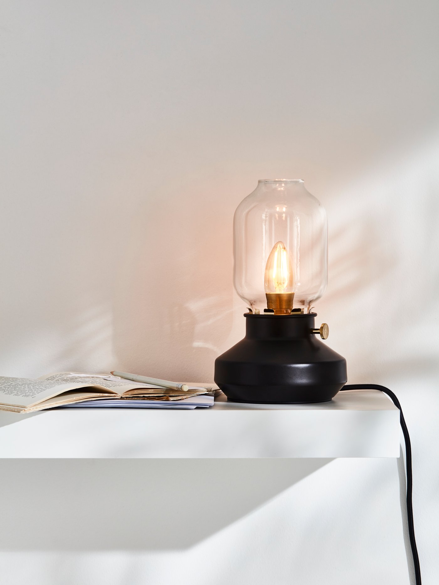 Lampe posée sur une table.