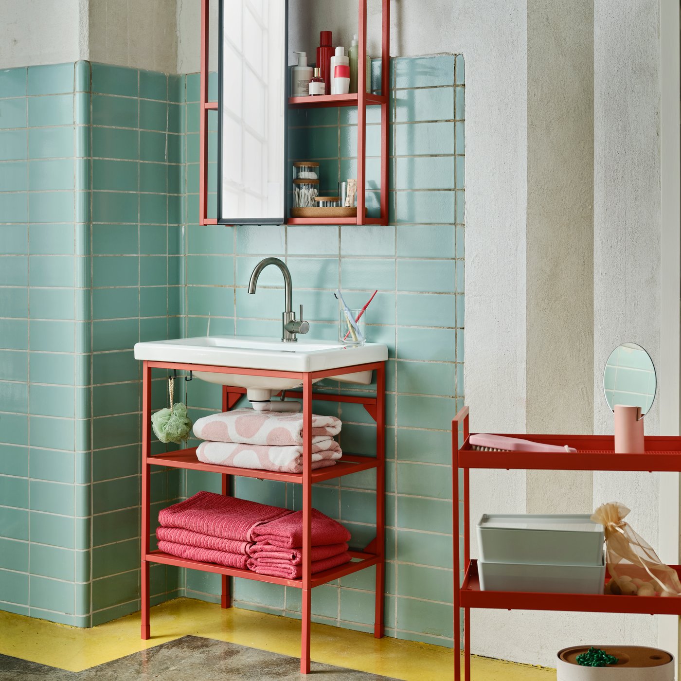 Barang-barang storan ENHET dan NISSAFORS di dalam bilik mandi.