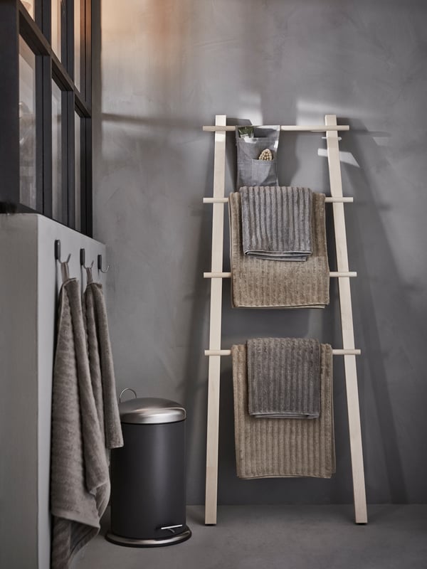 Stojak na ręczniki IKEA VILTO z jasnego drewna brzozowego ma cztery poziomy do zawieszania ręczników, ubrań lub nawet kosza na szczotkę do włosów i mniejsze kosmetyki.