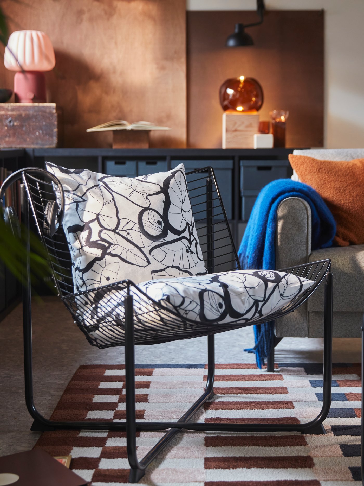 A white/black PELARKÖRSBÄR cushion cover in the living room