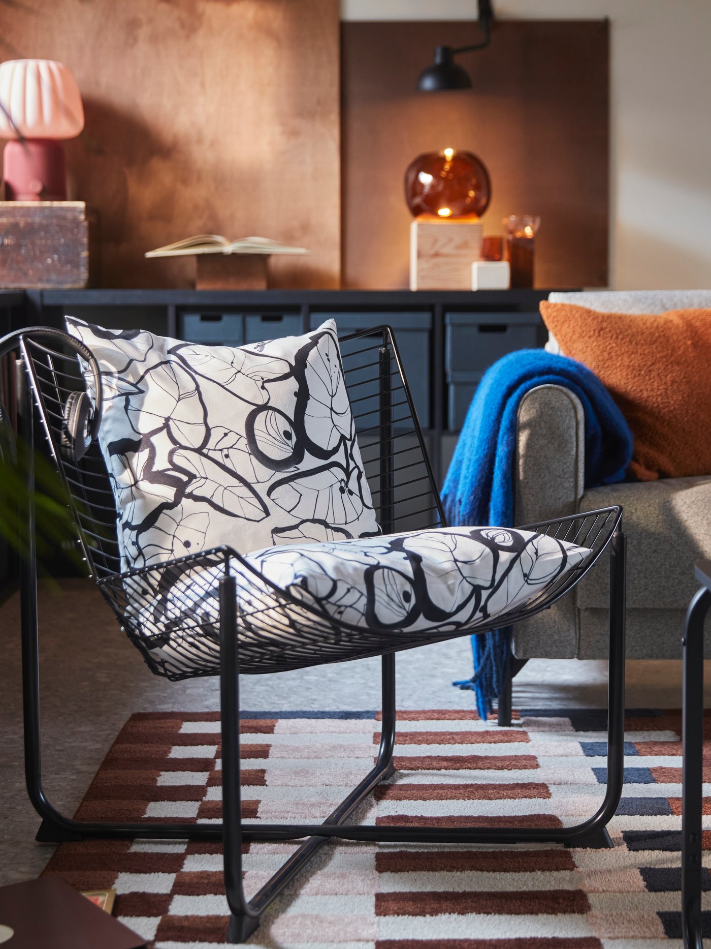 Grâce à son motif minimaliste noir et blanc qui représente des contours de feuilles, cette housse de coussin élégante et sophistiquée trouve parfaitement sa place sur votre lit ou votre canapé. Fabriquée en polyester 100 % recyclé.