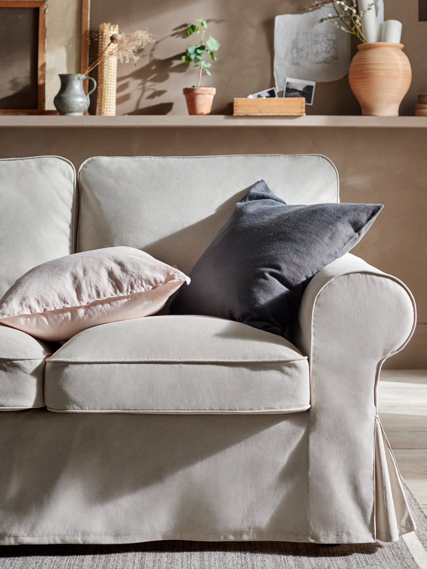 Een lichtroze GURLI kussenhoes in de woonkamer