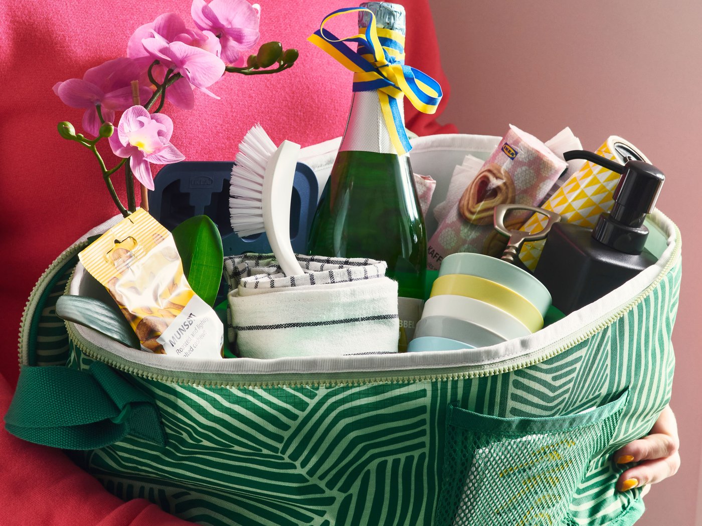 En korg med studentpresenter som muggar, diskborste och bubbel.