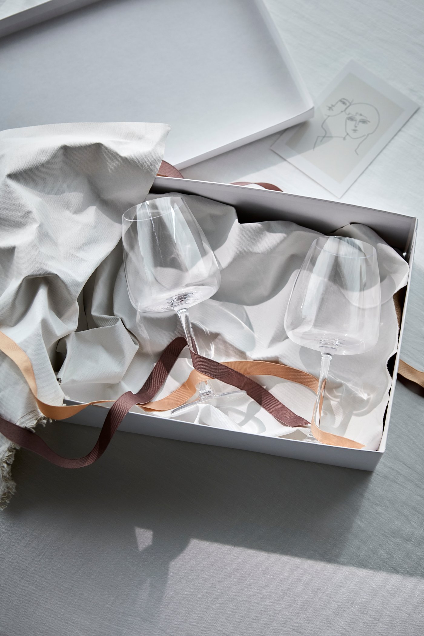 A white FISKBO frame in the dining room