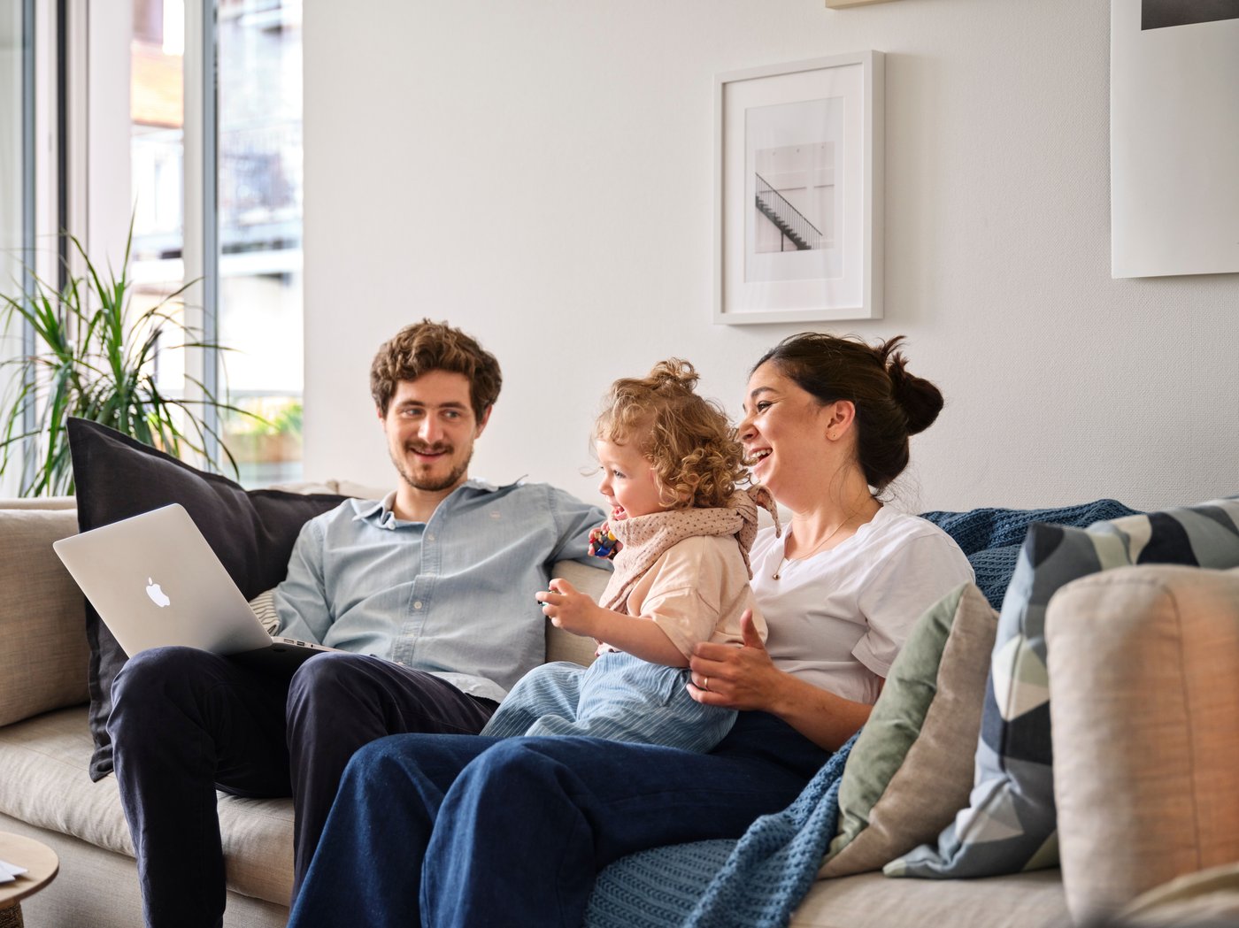 Gezin is nieuwe keuken aan het plannen op de bank