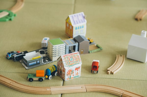 MÅLA/モーラと、LILLABO/リラブーでつくった作品。