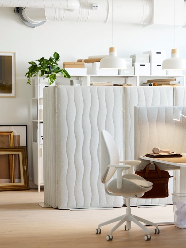 Un écran acoustique MITTZON beige Gunnared pour bureau à domicile