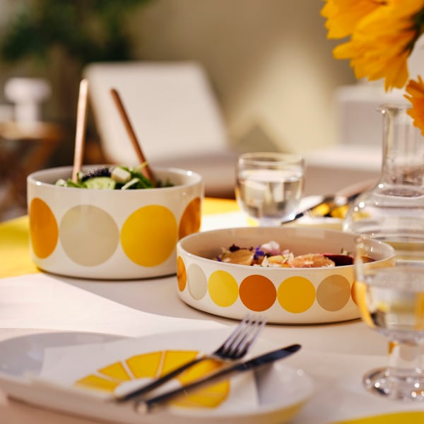 Vaisselle BRÖGGAN estivale avec un motif à pois jaune et orange.