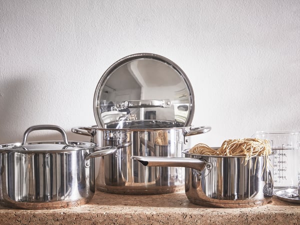 Ensemble de batterie de cuisine posé sur un plan de travail.