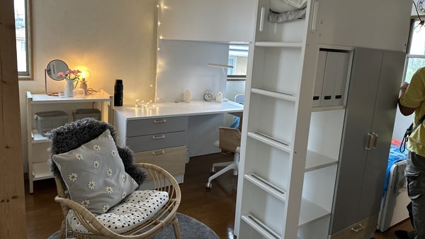 白いロフトベッドや、木の素材が活かされたチェアがある。