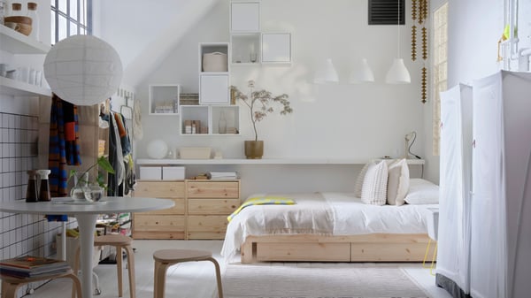 Une lampe de table FADO blanche dans la chambre à coucher