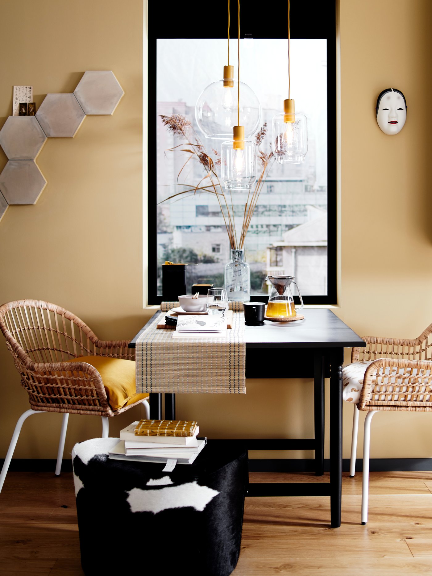 Una mesa de comedor negra rectangular con dos sillas de comedor una en frente de la otra.