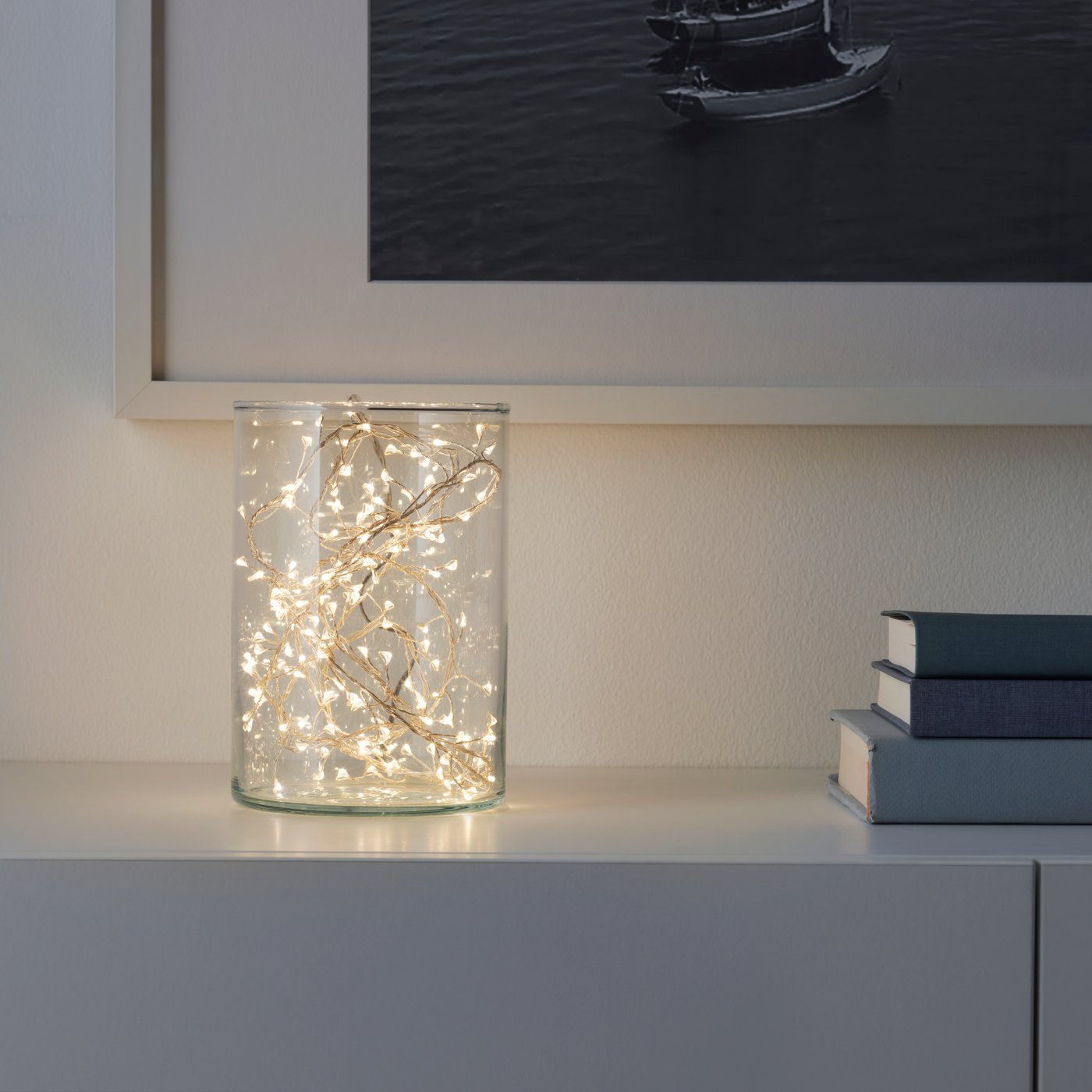 A battery-operated/mini STRÅLA LED lighting chain with 160 lights