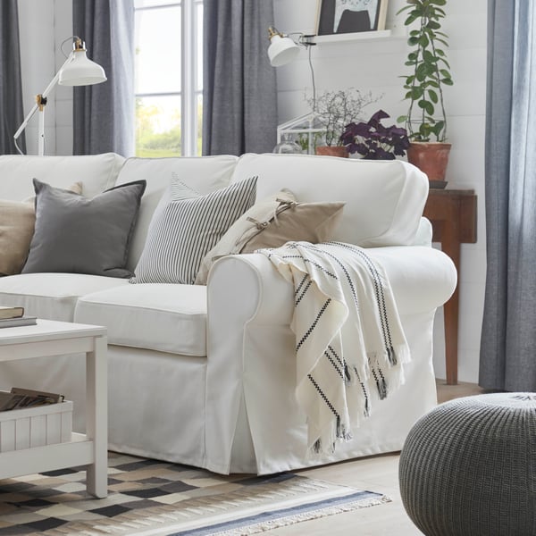 A handmade/grey/beige TÅRBÄK rug, flatwoven in the living room